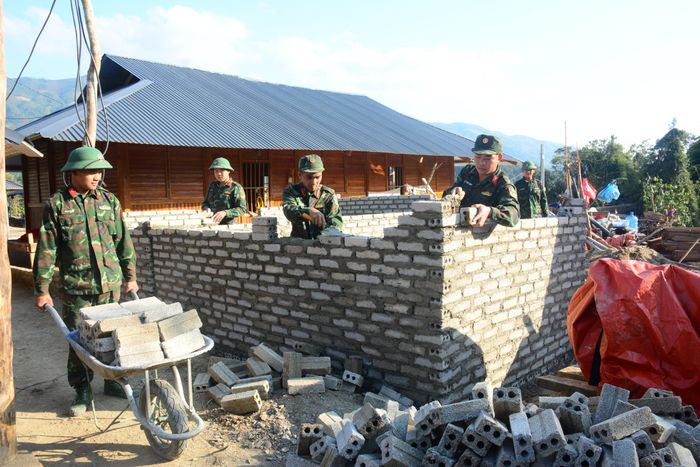 Các công trình lần lượt mọc lên dưới bàn tay của những người "lính thợ".