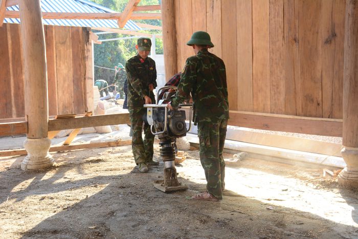 Thực hiện công đoạn đầm nền. 