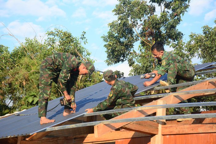 Việc bắn mái nhà được thực hiện đồng bộ, cẩn trọng.