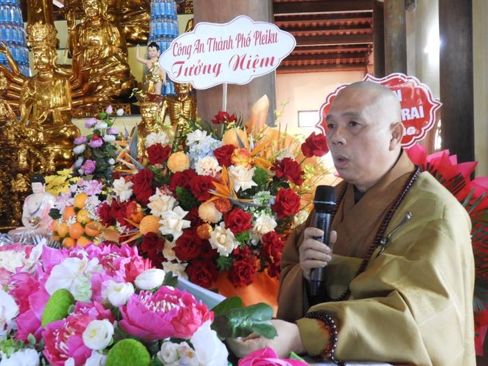  Thượng tọa Thích Tâm Mãn- Phó Trưởng Ban Thường trực Ban Trị sự Giáo hội Phật giáo Việt Nam tỉnh Gia Lai đọc Văn tưởng niệm lần thứ 716 Đức vua Phật hoàng Trần Nhân Tông nhập niết bàn. Ảnh Thanh Nhật 