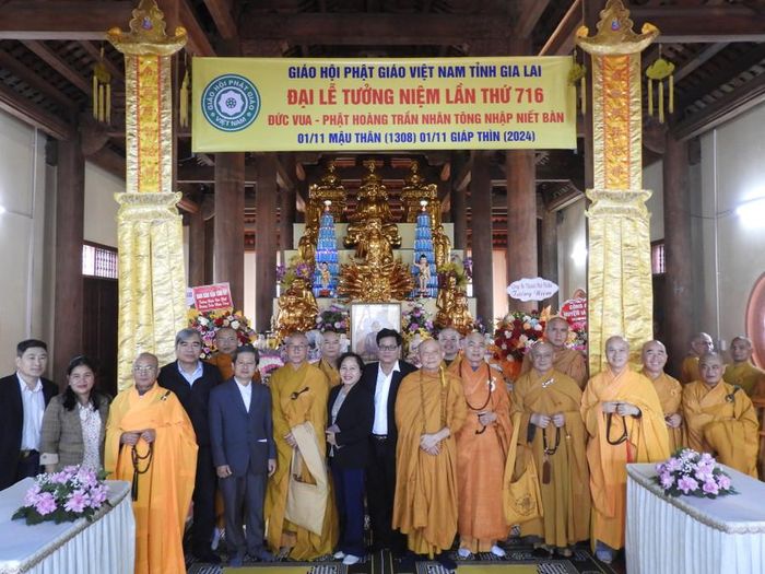 Lãnh đạo ban ngành tỉnh, TP.Pleiku và huyện Ia Grai chụp hình lưu niệm cùng các vị chức sắc Phật giáo tại Đại Lễ tưởng niệm lần thứ 716 Đức vua Phật hoàng Trần Nhân Tông nhập niết bàn. Ảnh Thanh Nhật 