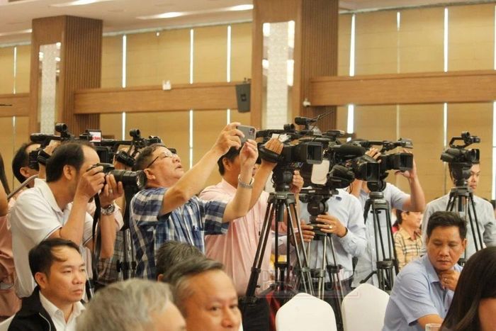 Báo chí tác nghiệp tại hội nghị. Ảnh: NHẪN NAM