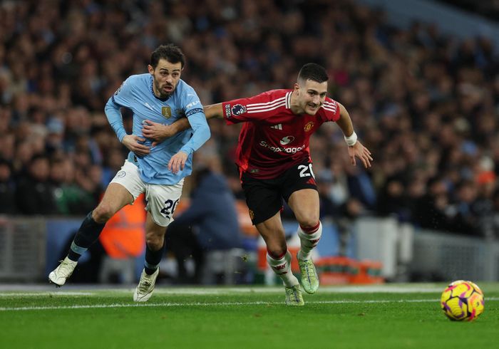 Silva cho rằng Manchester City chơi như những cầu thủ U15.
