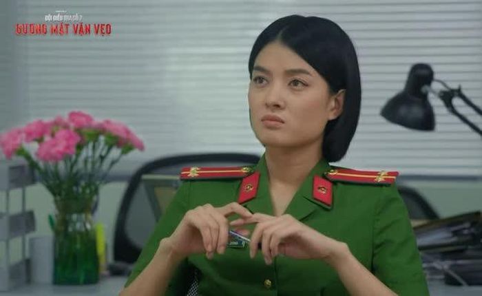 Nữ diễn viên thể hiện được nét nghiêm nghị, đanh thép của người chiến sĩ công an. Những hành động nghiệp vụ đều được Thụy Hòa thể hiện chân thực. (Ảnh: ĐPCC)