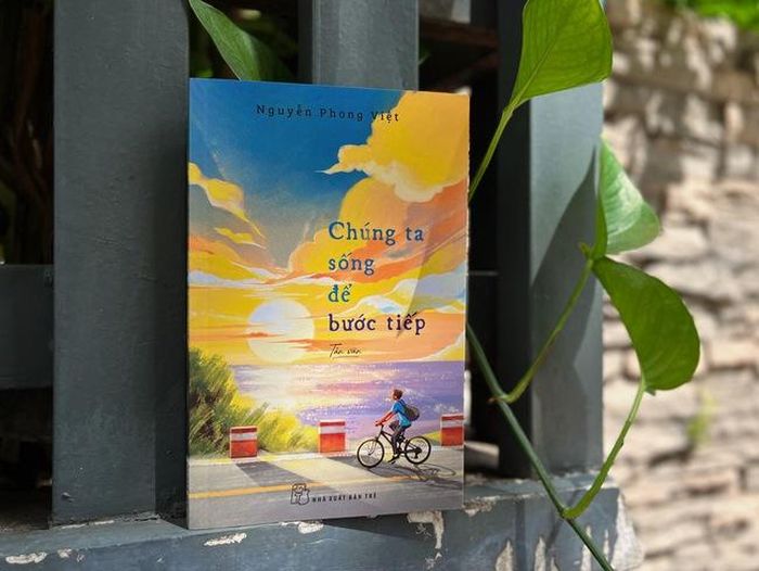 Tập tản văn “Chúng ta sống để bước tiếp” vừa phát hành đã tái bản