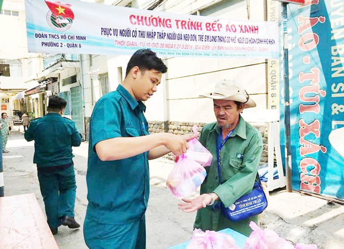 Đồng chí Nguyễn Hoàng Đại trao suất ăn tặng người nghèo.