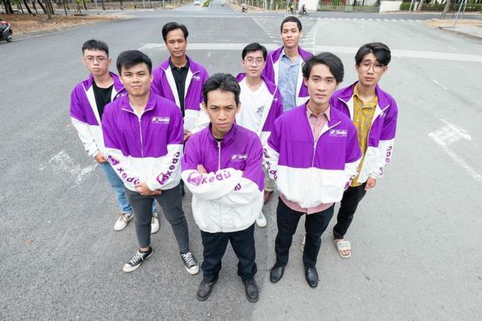 Huỳnh Quang Lộc (ngoài cùng, bên trái, hàng đầu) cùng đội ngũ thành lập 'Xe dù'.