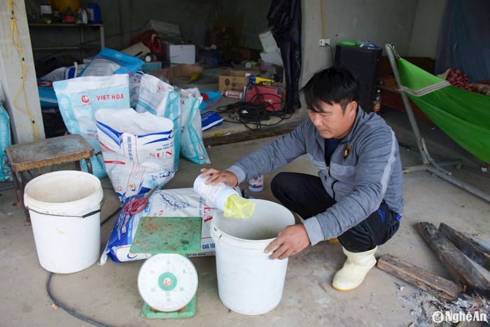 Bổ sung các chế phẩm vi sinh vào thức ăn nhằm tăng cường sức đề kháng cho tôm. Ảnh: T.P