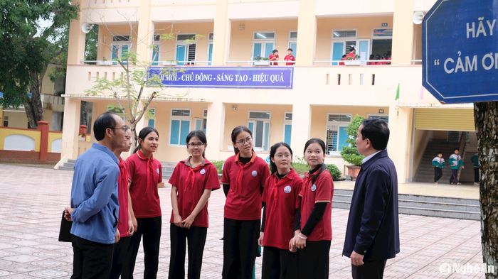 Giáo viên Trường THCS Nghi Đức trao đổi với học sinh sau các tiết học. Ảnh: Mỹ Hà