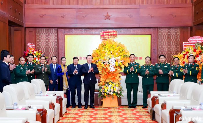 Thường trực Tỉnh ủy Nghệ An tặng hoa chúc mừng Bộ Tư lệnh Quân khu 4. Ảnh: Phạm Bằng