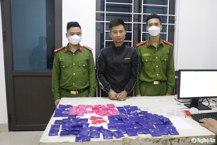 Đối tượng Trần Thế Hùng cùng tang vật tại Cơ quan Công an. Ảnh: Phạm Thủy
