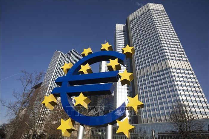 Biểu tượng đồng Euro tại Frankfurt, Đức. Ảnh: AFP/TTXVN