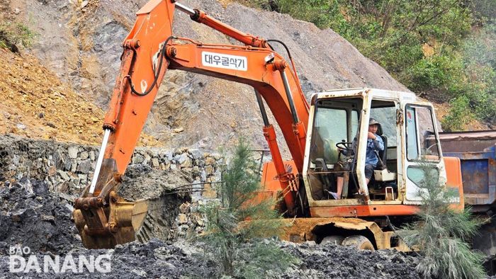 Huy động cả máy xúc để khắc phục sạt lở. Ảnh: GIA MIMH