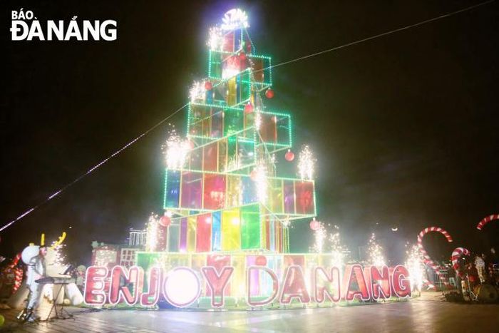 Mô hình cây thông Noel cao 20m. Ảnh: NGỌC HÀ