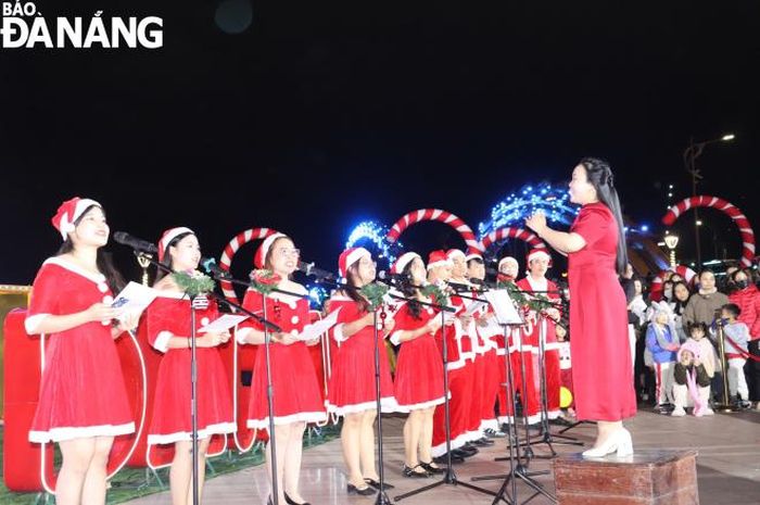 Tiết mục hòa ca về Giáng sinh phục vụ người dân và du khách. Ảnh: NGỌC HÀ