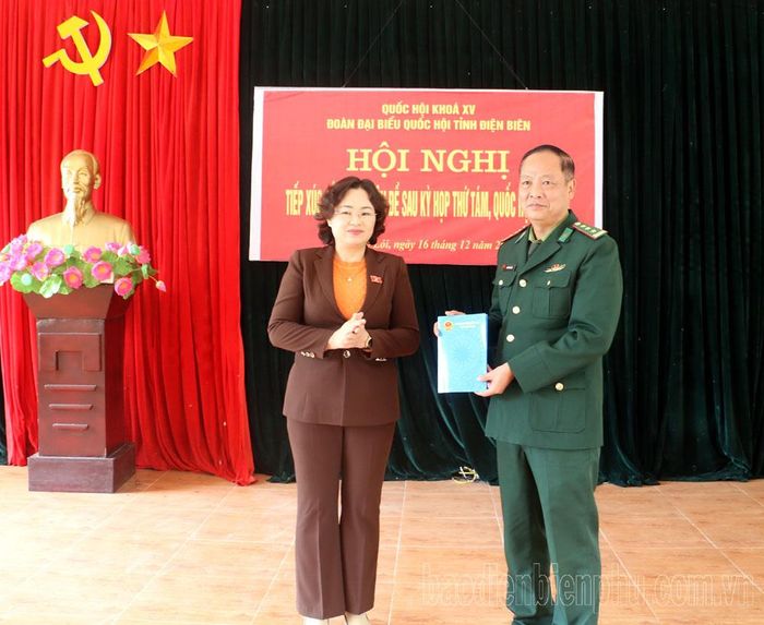 Đại biểu Quốc hội Lò Thị Luyến tặng quà cán bộ chiến sĩ Đồn Biên phòng Cửa khẩu Huổi Puốc.