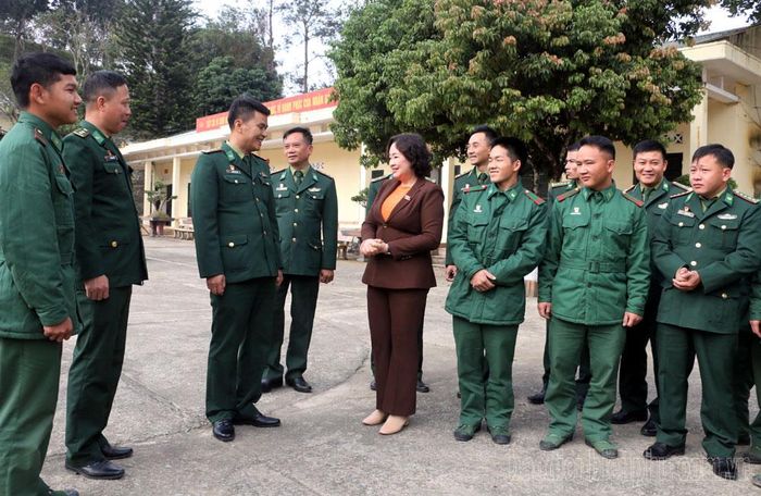 Đại biểu Quốc hội Lò Thị Luyến trao đổi, lắng nghe ý kiến của cán bộ, chiến sĩ Đồn Biên phòng Mường Nhà.
