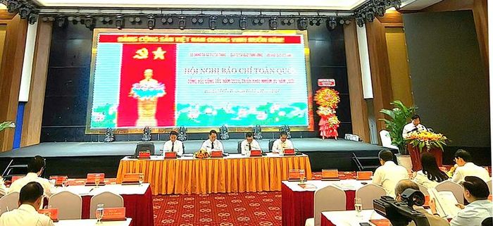 Các đồng chí chủ trì điều hành Hội nghị