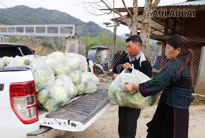  Chung tay phát triển kinh tế, cuộc sống gia đình của phụ nữ người dân tộc thiểu số cũng dần được cải thiện. Các chị em được chồng chia sẻ việc nhà, cùng chăm sóc, nuôi dạy con cái. 