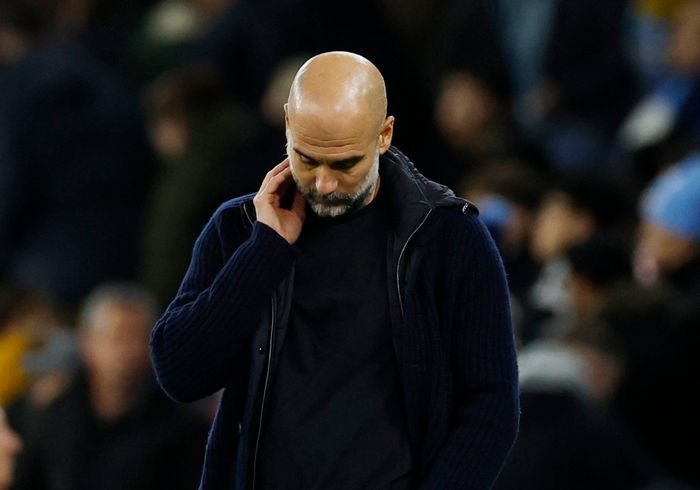  Sau trận thua Manchester United, Guardiola xuất hiện với gương mặt bối rối, dường như không còn lời giải nào cho chuỗi phong độ tệ hại của đội bóng. 
