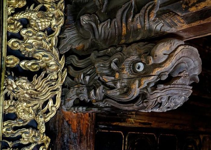 Hình ảnh chạm khắc đình Kim Ngân được trưng bày trong triển lãm. Ảnh: Lê Bích