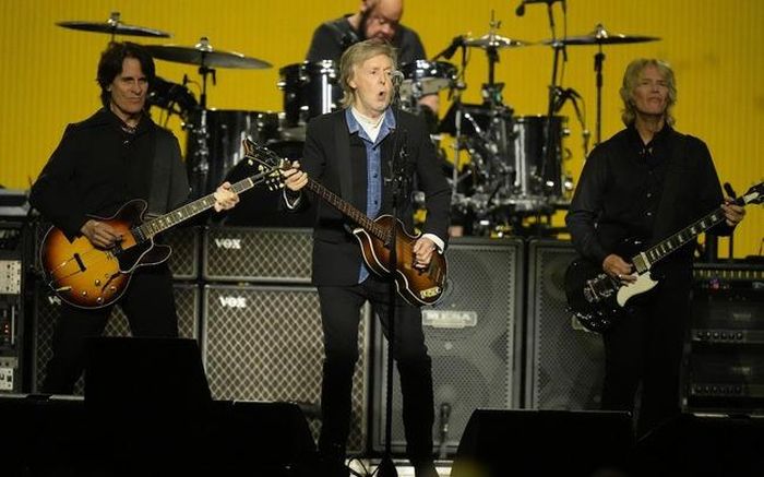Paul McCartney (giữa) giữ năng lượng trong suốt gần 3 tiếng biểu diễn