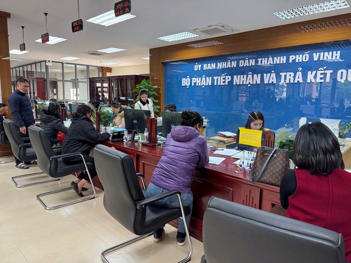 Người dân đến làm thủ tục hành chính tại Trung tâm phục vụ Hành chính công thành phố Vinh. Ảnh: Nguyễn Hải