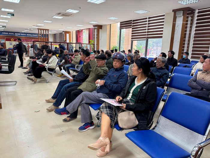 Người dân vùng phụ cận thành phố Vinh chờ thông báo đến lượt tiếp nhận hồ sơ xử lý đất đai tại Trung tâm Phục vụ hành chính công luôn. Ảnh: Nguyễn Hải