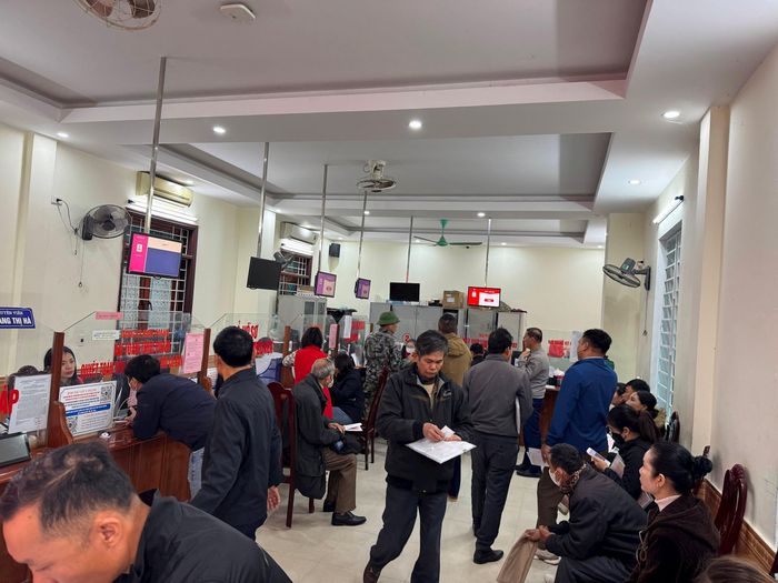 Quầy tiếp nhận hồ sơ hành chính đất đai huyện Nghi Lộc luôn tấp nập người vào ra chờ làm thủ tục. Ảnh: Nguyễn Hải