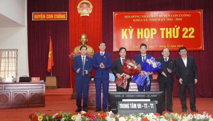 Lãnh đạo huyện tặng hoa chúc mừng hai Ủy viên UBND huyện vừa được bầu bổ sung. Ảnh: Bá Hậu