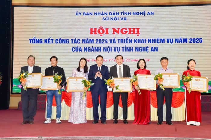 Đồng chí Lê Hồng Vinh - Ủy viên Ban Thường vụ Tỉnh ủy, Phó Chủ tịch Thường trực UBND tỉnh trao Bằng khen của Chủ tịch UBND tỉnh cho các tập thể, cá nhân. Ảnh: TL