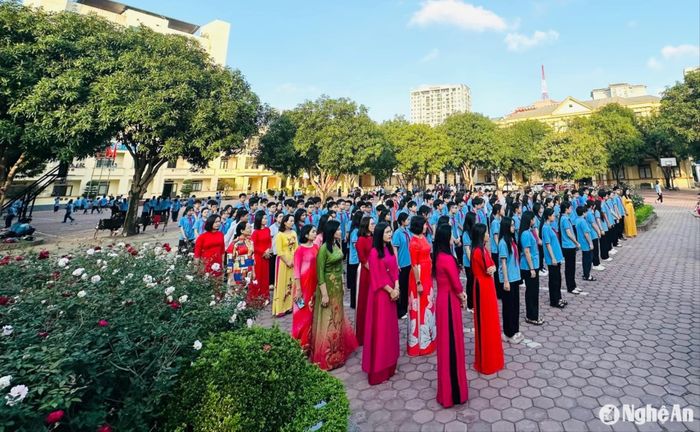 Lễ xuất quân dự thi của Trường THCS Đặng Thai Mai (TP. Vinh). Đây là ngôi trường có số lượng học sinh thủ khoa nhiều nhất tỉnh. Ảnh: NTCC