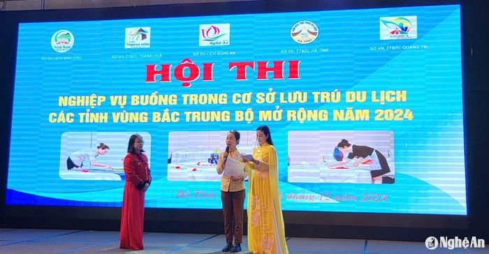 Thí sinh đến từ ngành Du lịch Nghệ An tham gia phần thi lý thuyết. Ảnh: Đức Chung