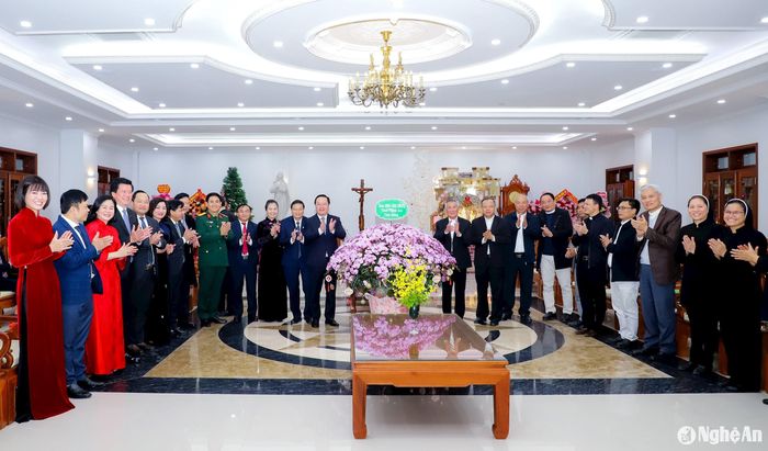 Đoàn đại biểu Tỉnh ủy, HĐND, UBND, Ủy ban MTTQ tỉnh Nghệ An tặng hoa chúc mừng Giáng sinh tại Tòa Giám mục Giáo phận Vinh. Ảnh: Phạm Bằng