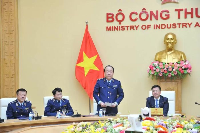 Tổng Cục trưởng Tổng cục Quản lý thị trường Trần Hữu Linh báo cáo công tác quản lý thị trường trong năm 2024