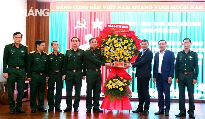 Phó Chủ tịch Thường trực UBND thành phố Hồ Kỳ Minh (thứ 3, bên phải sang) chúc mừng Ban Chỉ huy Quân sự quận Thanh Khê. Ảnh: L.P