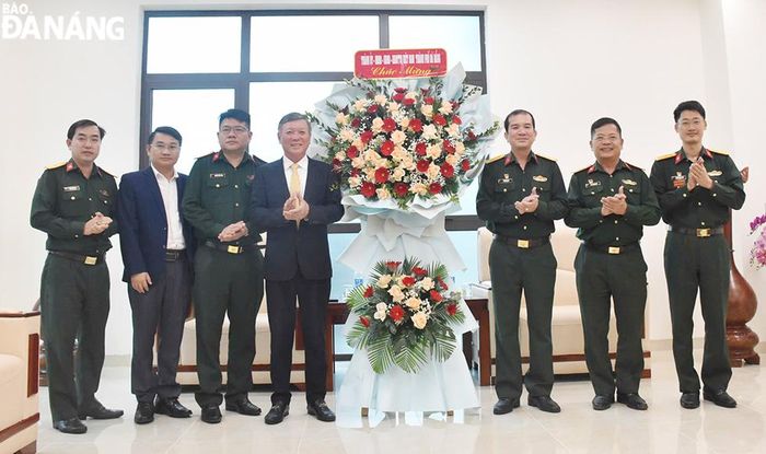 Chủ tịch Ủy ban MTTQ Việt Nam thành phố Lê Văn Trung (thứ 4, bên trái sang) chúc mừng Trung tâm 386 (Bộ Tư lệnh 86). Ảnh: THU HÀ