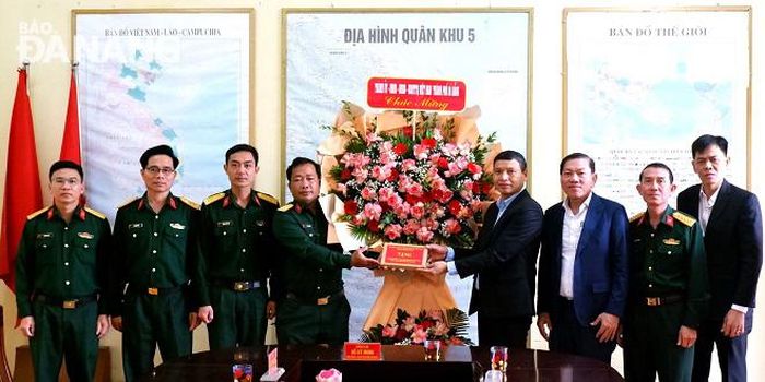 Phó Chủ tịch Thường trực UBND thành phố Hồ Kỳ Minh (thứ 4, bên phải sang) chúc mừng Tiểu đoàn Đặc công 409 (Bộ Tham mưu, Quân khu 5). Ảnh: L.P