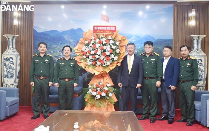 Chủ tịch Ủy ban MTTQ Việt Nam thành phố Lê Văn Trung (thứ 4, bên phải sang) chúc mừng Công ty Thành An 96 (Binh đoàn 11). Ảnh: THU HÀ