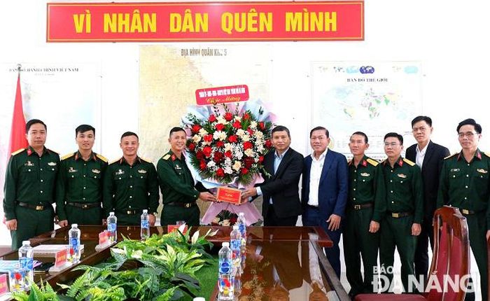 Phó Chủ tịch Thường trực UBND thành phố Hồ Kỳ Minh (thứ 6, bên phải sang) chúc mừng Tiểu đoàn Tác chiến điện tử 97 (Bộ Tham mưu, Quân khu 5). Ảnh: L.P