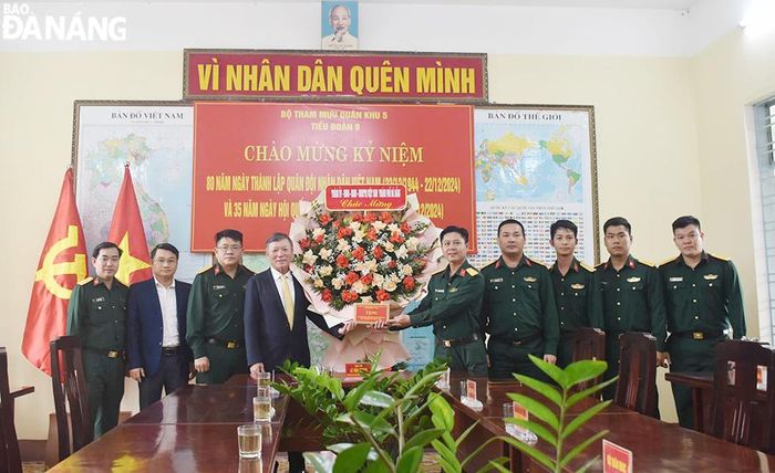 Chủ tịch Ủy ban MTTQ Việt Nam thành phố Lê Văn Trung (thứ 4, bên trái sang) thăm, chúc mừng Tiểu đoàn Vệ binh 8 (Bộ tham mưu Quân khu 5). Ảnh: THU HÀ