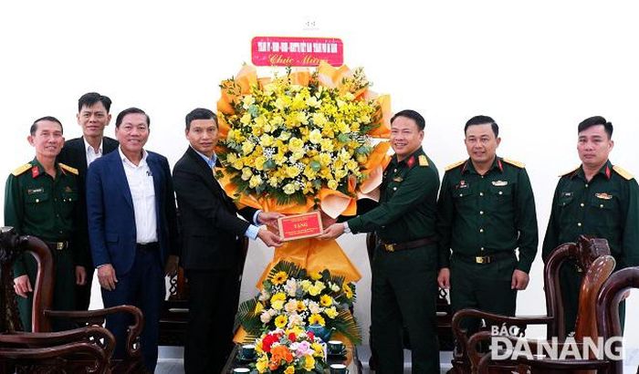 Phó Chủ tịch Thường trực UBND thành phố Hồ Kỳ Minh (thứ 4, bên trái sang) chúc mừng Lữ đoàn Phòng hóa 88 (Binh chủng Hóa học). Ảnh: L.P