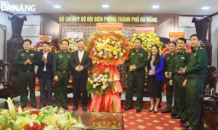 Chủ tịch Ủy ban MTTQ Việt Nam thành phố Lê Văn Trung (thứ 4, bên trái sang) chúc mừng Bộ Chỉ huy Bộ đội Biên phòng thành phố. Ảnh: THU HÀ