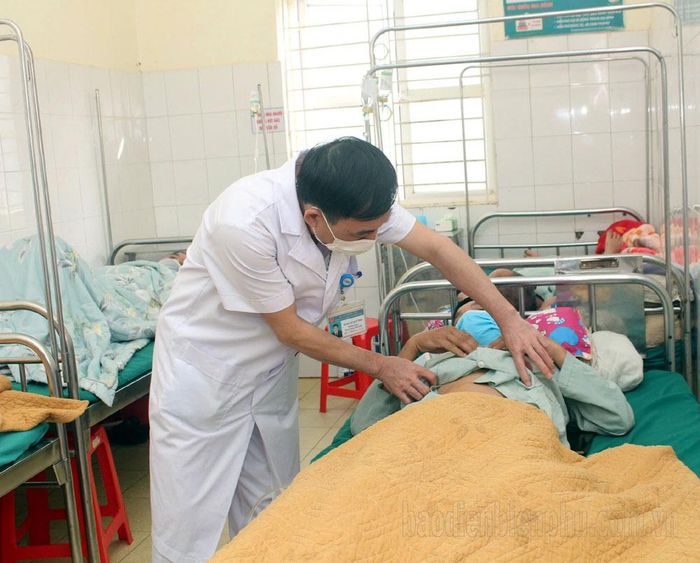Bác sĩ BVĐK tỉnh thăm khám cho bệnh nhân điều trị nội trú.