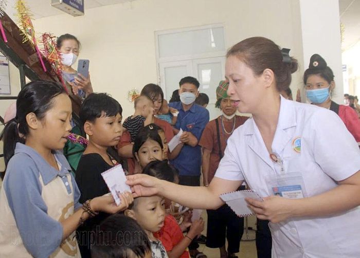 Hàng trăm triệu đồng được y, bác sĩ BVĐK tỉnh kêu gọi, vận động trao tặng trực tiếp cho bệnh nhân hoàn cảnh khó khăn.