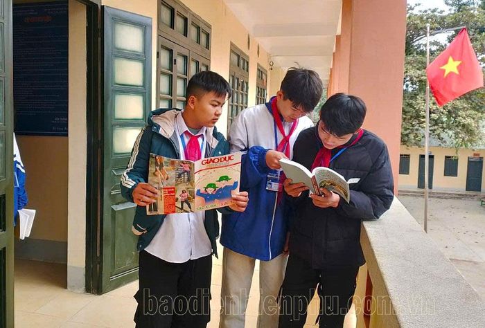 Giáo dục truyền thống cách mạng khơi dậy niềm tự hào dân tộc trong học sinh.