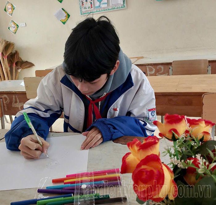 Học sinh Trường PTDTBT Tiểu học và THCS Mường Luân (huyện Điện Biên Đông) vẽ tranh chào mừng kỷ niệm 80 năm ngày thành lập Quân đội Nhân dân Việt Nam.