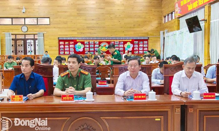 Các đồng chí lãnh đạo tỉnh cùng các sở, ban, ngành dự hội nghị. Ảnh: Công Nghĩa