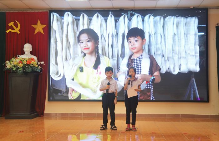 Các em học sinh khối tiểu học thuyết trình về các video clip tham gia dự thi