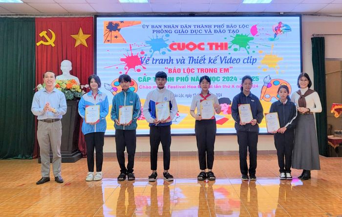 Trao giải cho các em học sinh THCS đạt thành tích cao tại Cuộc thi